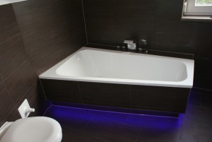 Badewanne mit indirekter LED-Beleuchtung