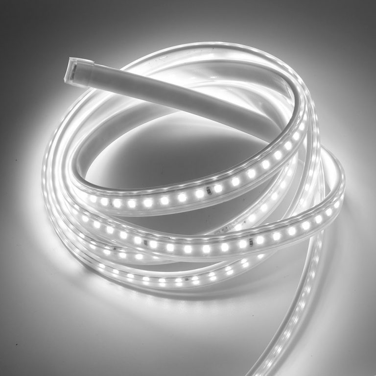 A coiled LED Streifen kaltweiß 230V DC leuchtet in kühlem Weiß auf einer hellen Fläche, wahlweise anschlussfertig (1–50 m, meterweise kürzbar) mit Netzstecker.